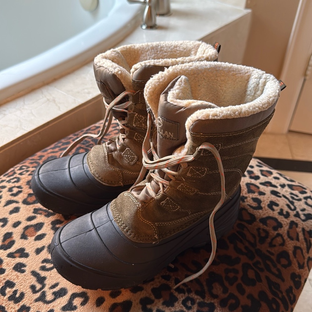 Snow boots Size 5 Youth